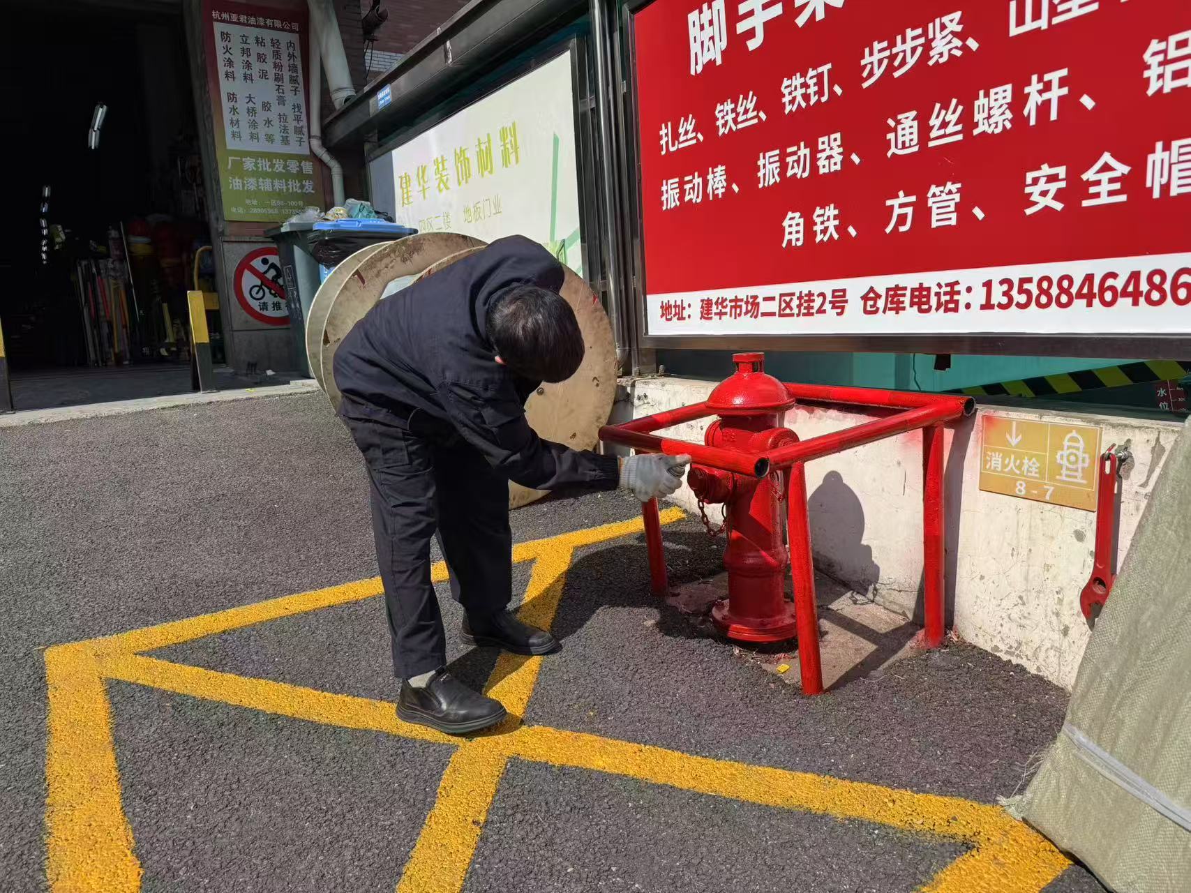 月博市场为户外消防设施做“脱衣体检”——安全防护不放松
